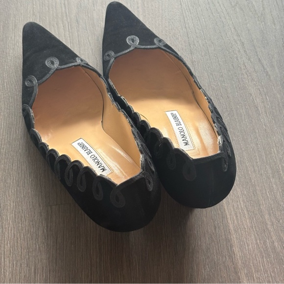 Manolo Blahnik Black Suede Kitten Heels with Swirl Piping Detail - Picture 7 of 11